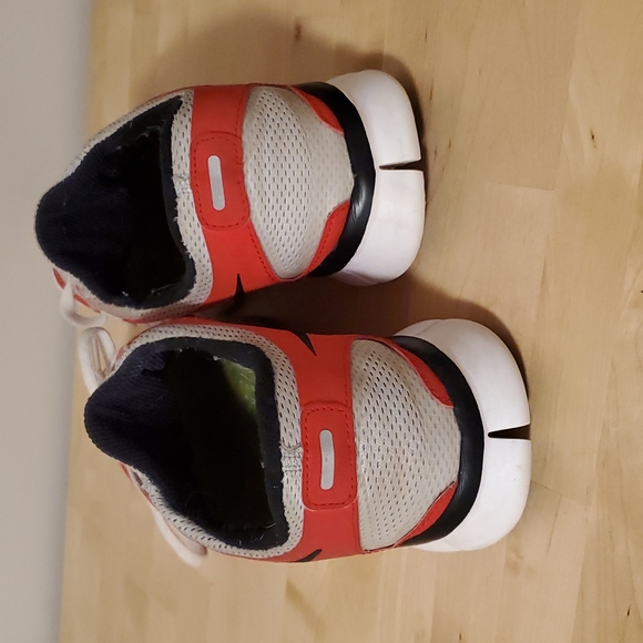 Nike Free Run Sneaker - Picture 3 of 5